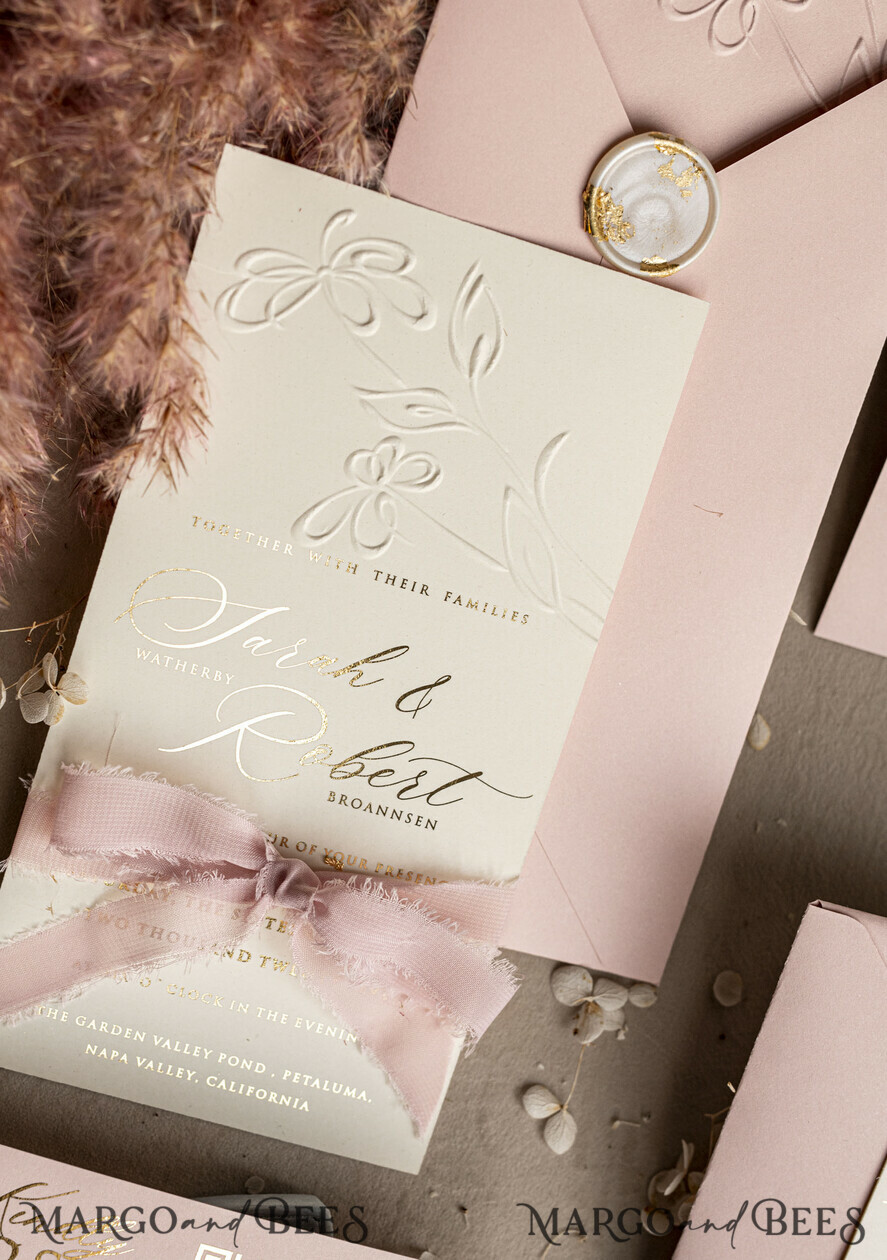 HOCHZEITS EINLADUNGEN geprägte Einladungen Maßgeschneiderte geprägte blinde Bluse in Pink und Gold Hochzeitseinladung, goldene nude deboss florale Hochzeitseinladung, moderne Garten deboss Einladungssuite, Baumwollpapier Hochzeitseinladungssuite, Hochzeitseinladungen in Gold.