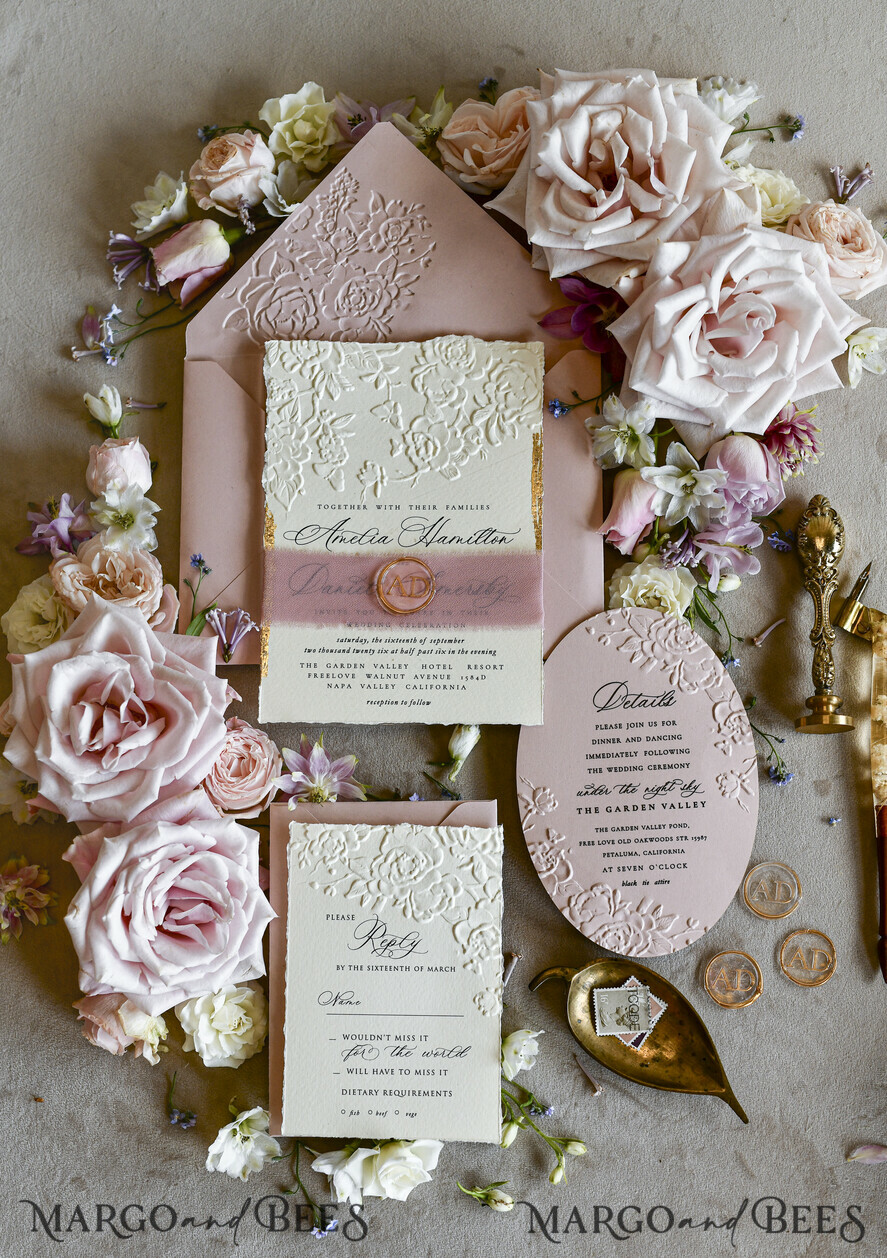 HOCHZEITS EINLADUNGEN geprägte Einladungen Rosa Hochzeitskarten – Prägung mit floralen Motiven, Chiffonband, unregelmäßige Ränder, Wachssiegel
