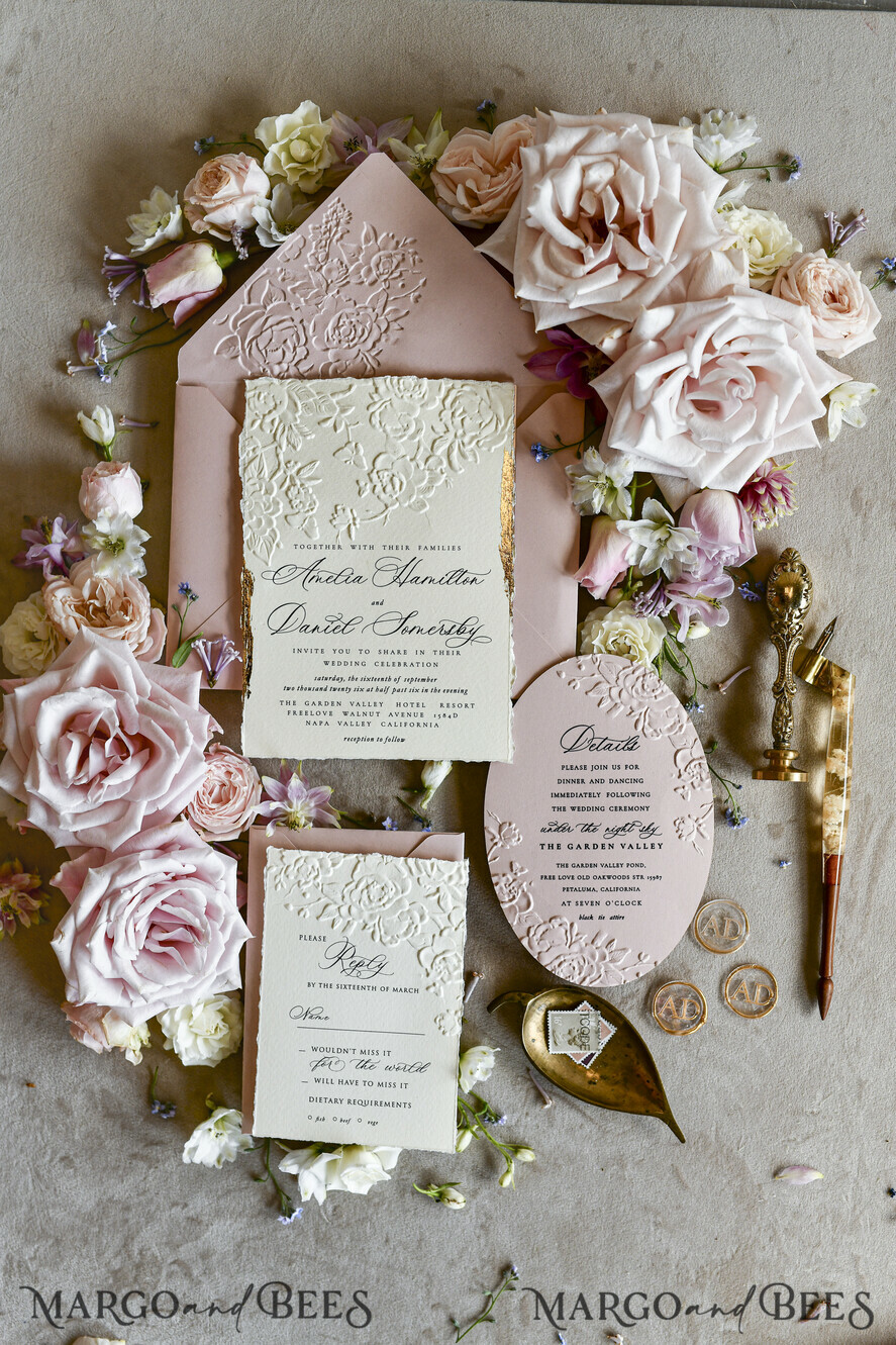HOCHZEITS EINLADUNGEN geprägte Einladungen Rosa Hochzeitskarten – Prägung mit floralen Motiven, Chiffonband, unregelmäßige Ränder, Wachssiegel