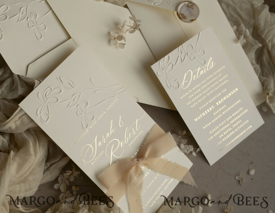 HOCHZEITS EINLADUNGEN geprägte Einladungen Maßgeschneiderte geprägte Blindprägung Ivory Gold Hochzeitseinladung, goldene Ecru Deboss Blumen Hochzeitseinladung, moderne Garten Deboss Einladung Suite, Baumwollpapier Hochzeitseinladung Suite, Hochzeitseinladungen golden