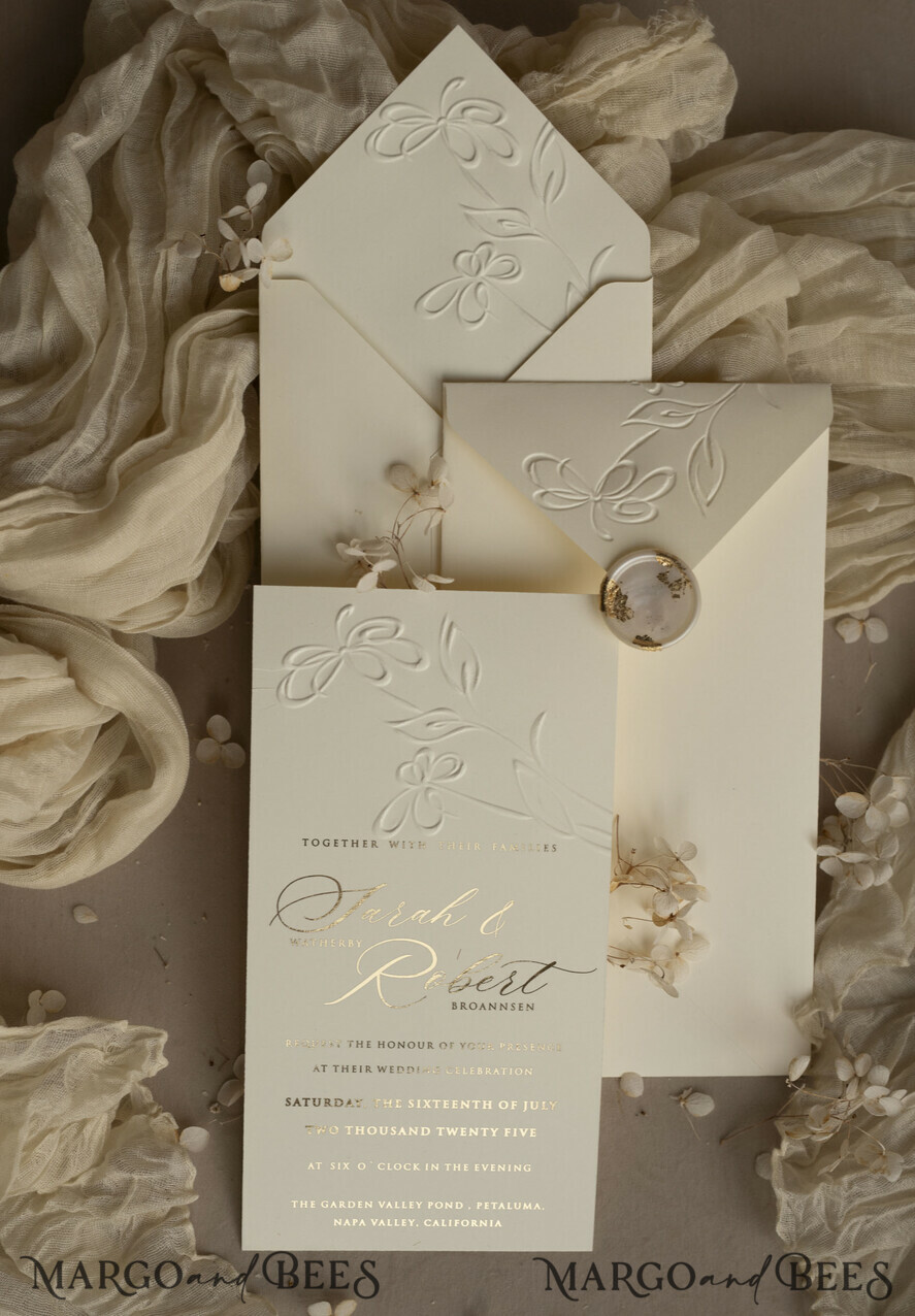 HOCHZEITS EINLADUNGEN geprägte Einladungen Maßgeschneiderte geprägte Blindprägung Ivory Gold Hochzeitseinladung, goldene Ecru Deboss Blumen Hochzeitseinladung, moderne Garten Deboss Einladung Suite, Baumwollpapier Hochzeitseinladung Suite, Hochzeitseinladungen golden