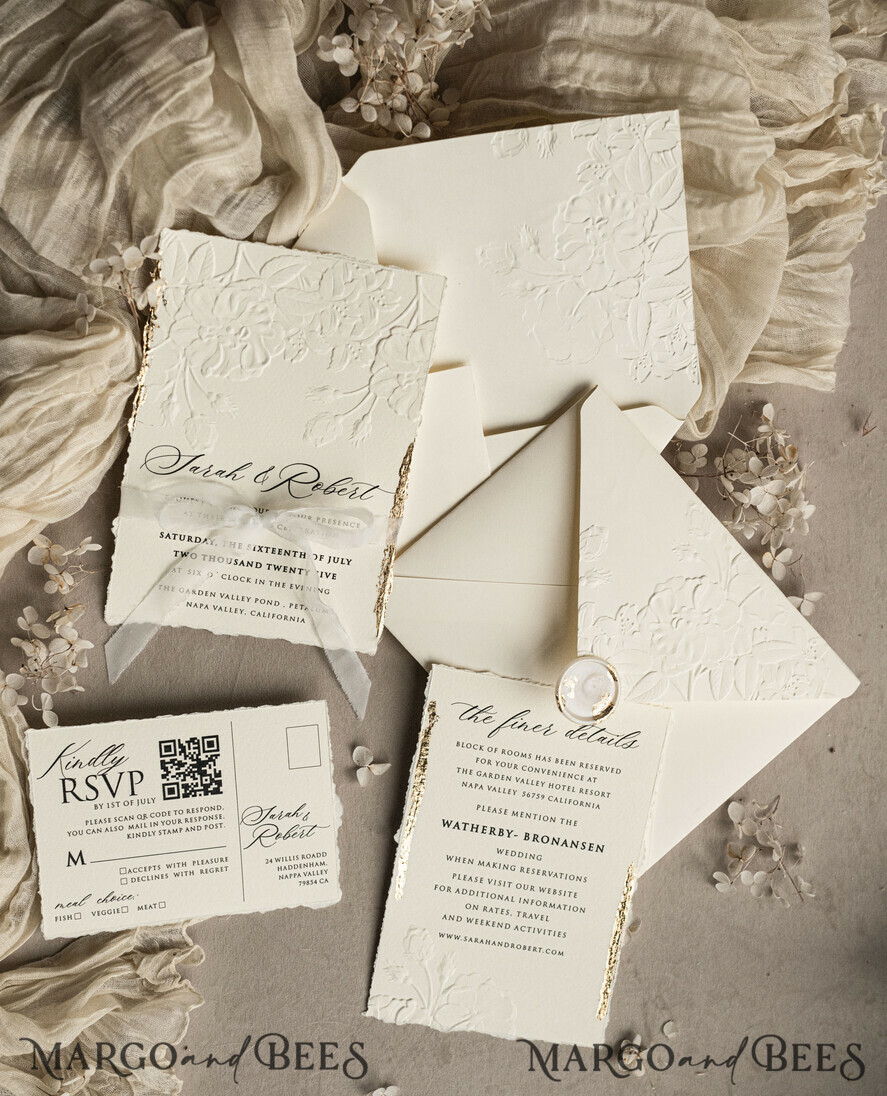 HOCHZEITS EINLADUNGEN geprägte Einladungen Fein kunstgeprägte blinde Elfenbein Gold Hochzeitskarte, goldene geprägte Rosen florale Hochzeitskarte, Boho Ecru geprägte Einladungskollektion, Baumwollpapier Hochzeitskarte Sammlung, gezackte Einladungen, gerissene Kanten Hochzeitskarten golden.