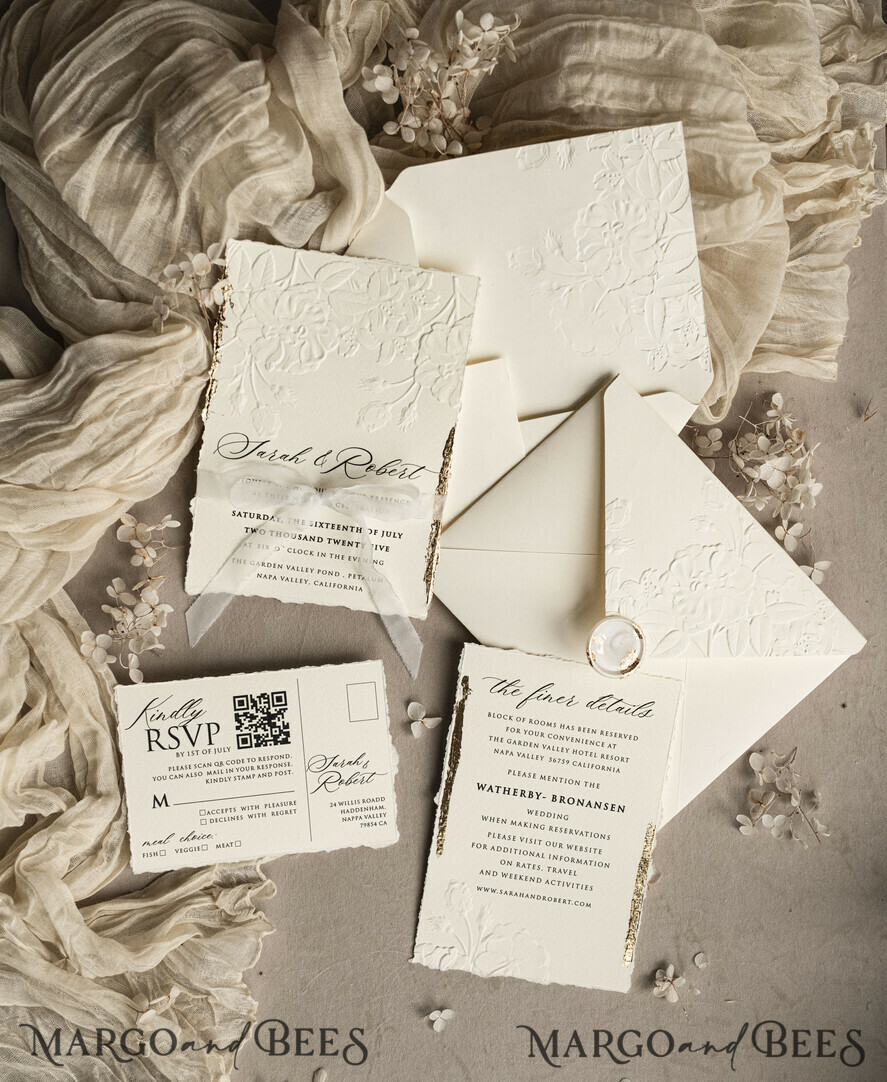 HOCHZEITS EINLADUNGEN geprägte Einladungen Fein kunstgeprägte blinde Elfenbein Gold Hochzeitskarte, goldene geprägte Rosen florale Hochzeitskarte, Boho Ecru geprägte Einladungskollektion, Baumwollpapier Hochzeitskarte Sammlung, gezackte Einladungen, gerissene Kanten Hochzeitskarten golden.