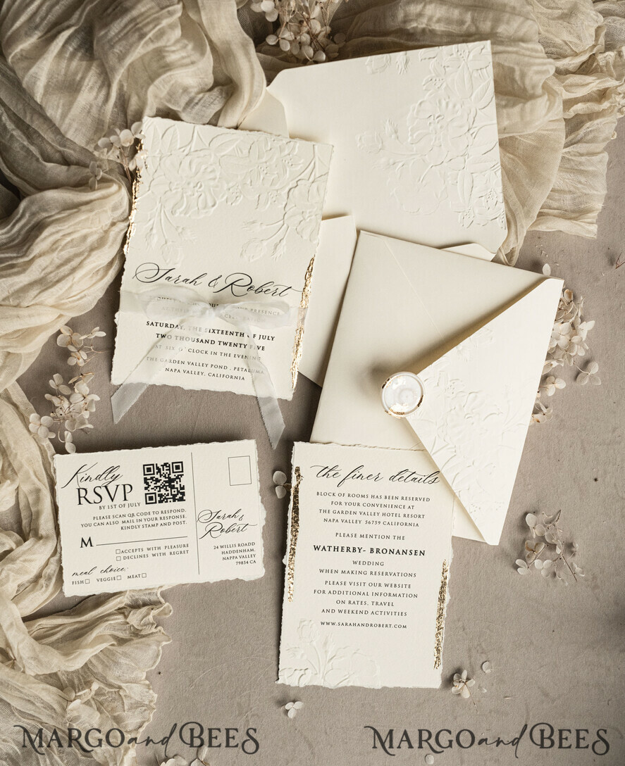 HOCHZEITS EINLADUNGEN geprägte Einladungen Fein kunstgeprägte blinde Elfenbein Gold Hochzeitskarte, goldene geprägte Rosen florale Hochzeitskarte, Boho Ecru geprägte Einladungskollektion, Baumwollpapier Hochzeitskarte Sammlung, gezackte Einladungen, gerissene Kanten Hochzeitskarten golden.