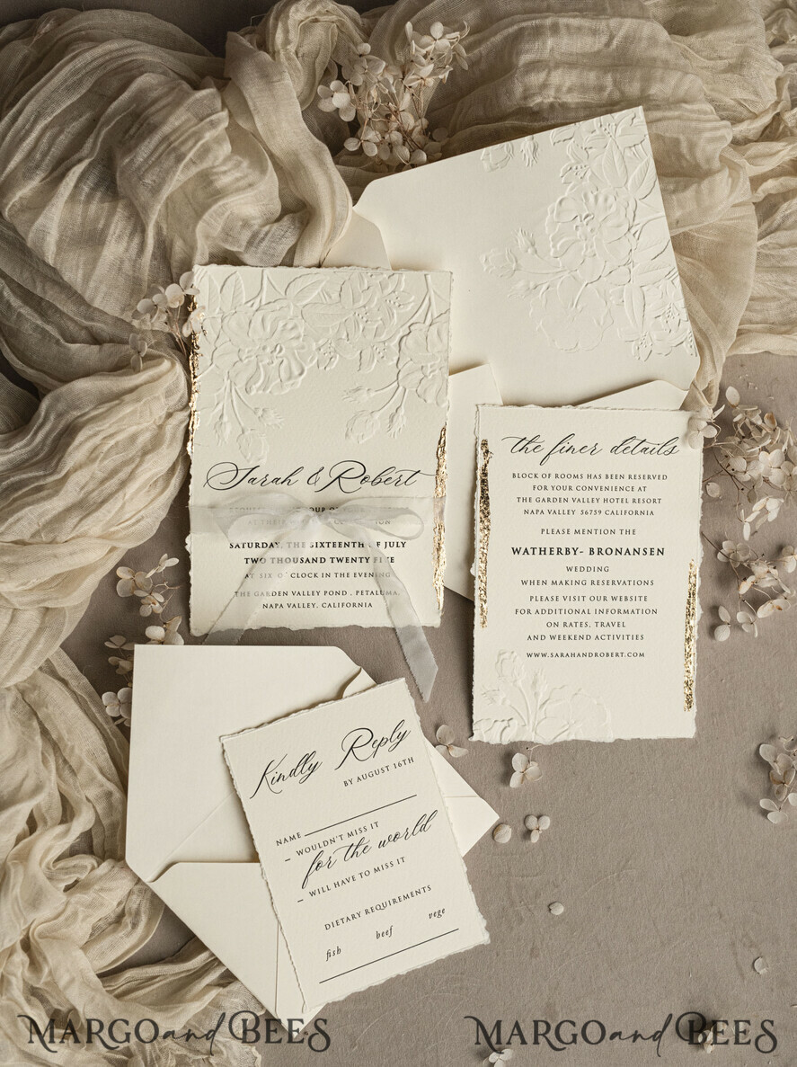 HOCHZEITS EINLADUNGEN geprägte Einladungen Fein kunstgeprägte blinde Elfenbein Gold Hochzeitskarte, goldene geprägte Rosen florale Hochzeitskarte, Boho Ecru geprägte Einladungskollektion, Baumwollpapier Hochzeitskarte Sammlung, gezackte Einladungen, gerissene Kanten Hochzeitskarten golden.