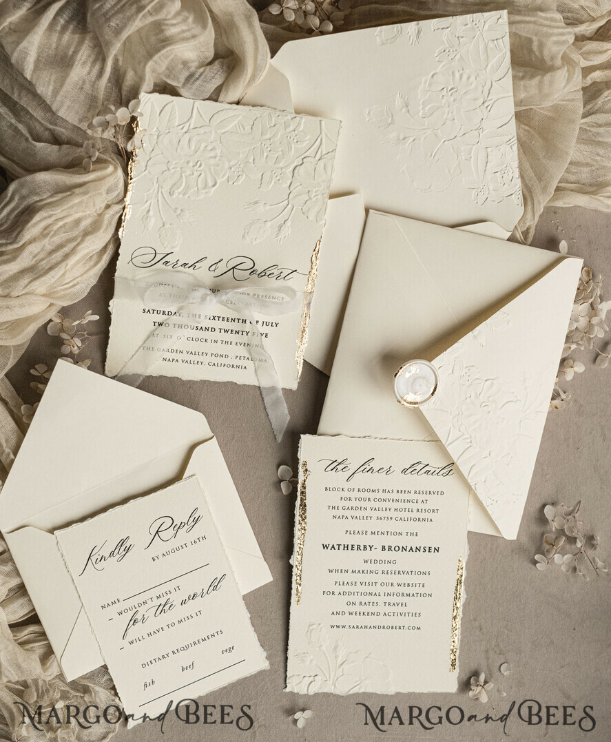 HOCHZEITS EINLADUNGEN geprägte Einladungen Fein kunstgeprägte blinde Elfenbein Gold Hochzeitskarte, goldene geprägte Rosen florale Hochzeitskarte, Boho Ecru geprägte Einladungskollektion, Baumwollpapier Hochzeitskarte Sammlung, gezackte Einladungen, gerissene Kanten Hochzeitskarten golden.