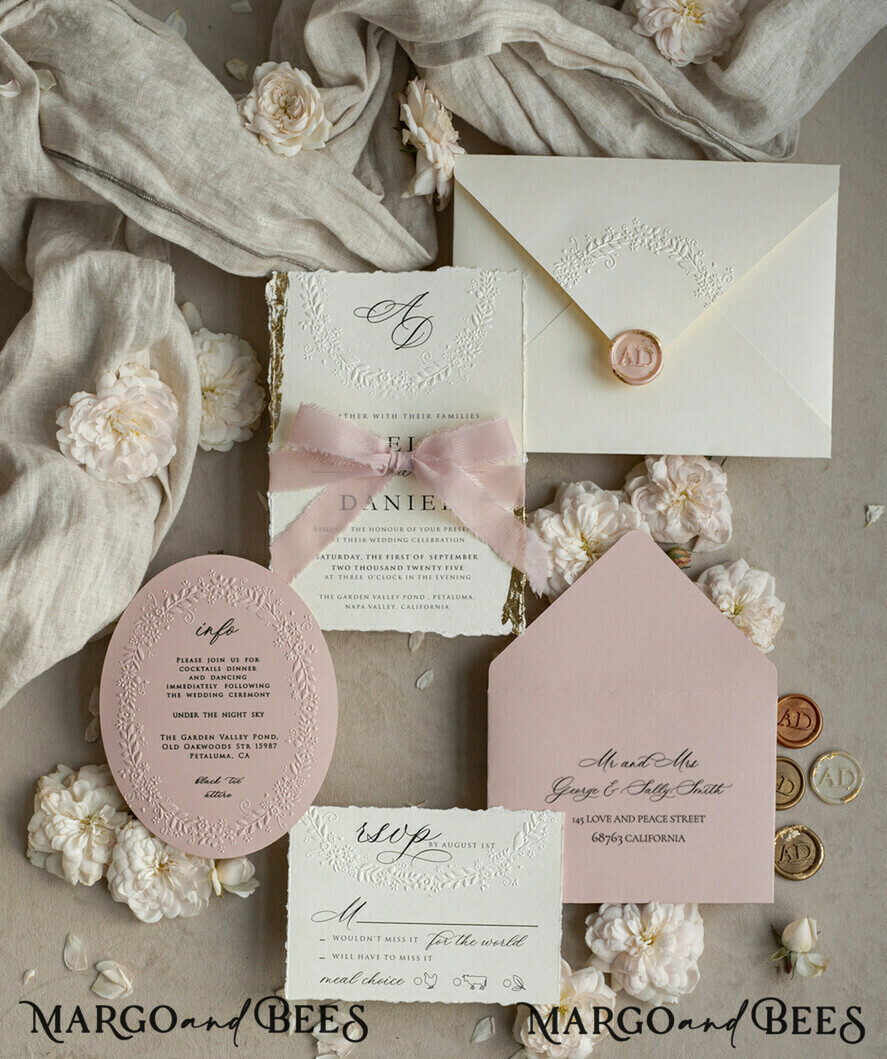 HOCHZEITS EINLADUNGEN geprägte Einladungen Feine Kunst geprägt Blind Elfenbein Gold Hochzeitseinladung, goldenes reliefiertes Blumen-Hochzeitseinladung, Boho Ecru reliefierte Einladungsgarnitur, Baumwollpapier Hochzeitseinladungsgarnitur mit Spiegelherz