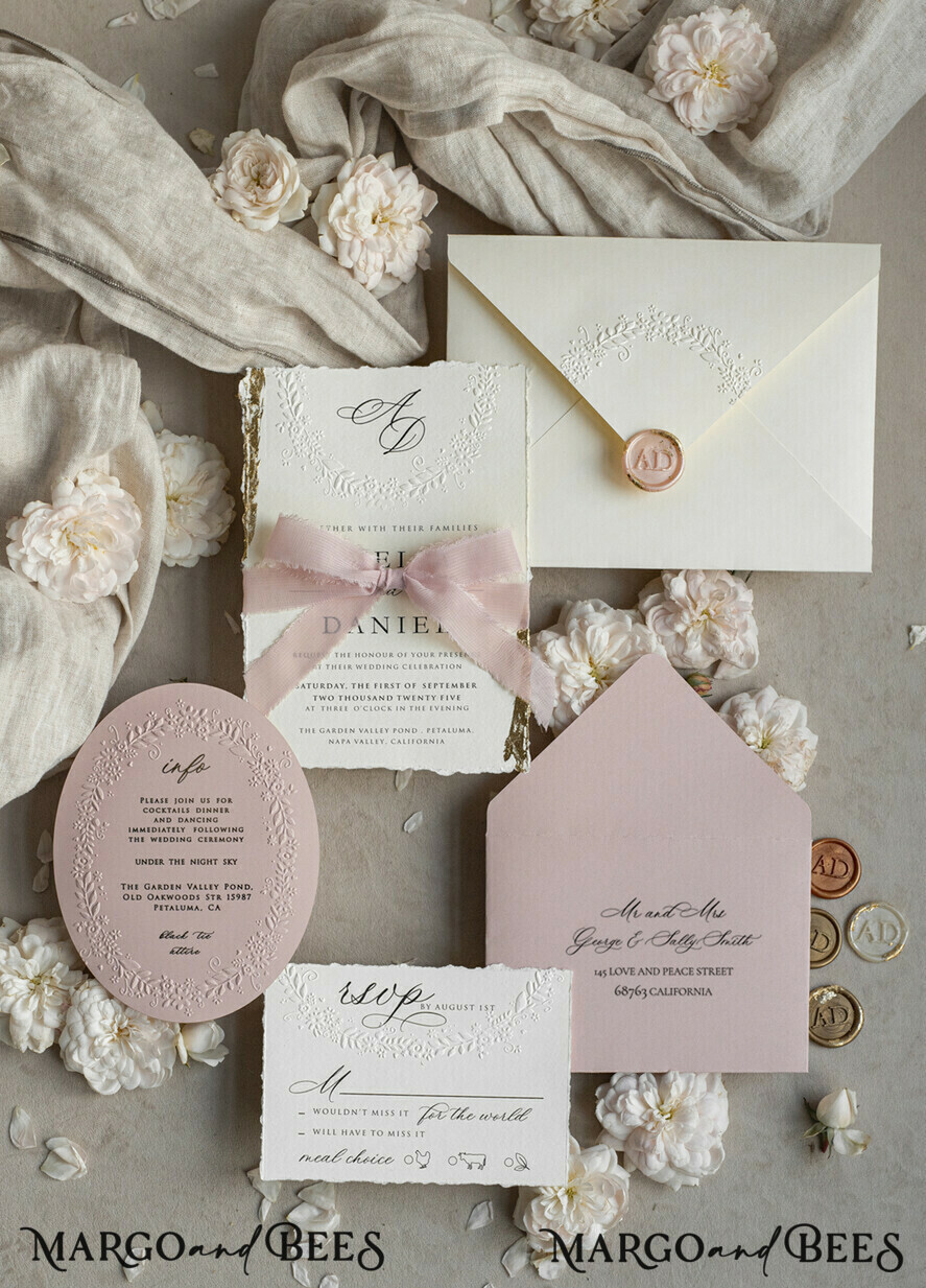 HOCHZEITS EINLADUNGEN geprägte Einladungen Feine Kunst geprägt Blind Elfenbein Gold Hochzeitseinladung, goldenes reliefiertes Blumen-Hochzeitseinladung, Boho Ecru reliefierte Einladungsgarnitur, Baumwollpapier Hochzeitseinladungsgarnitur mit Spiegelherz