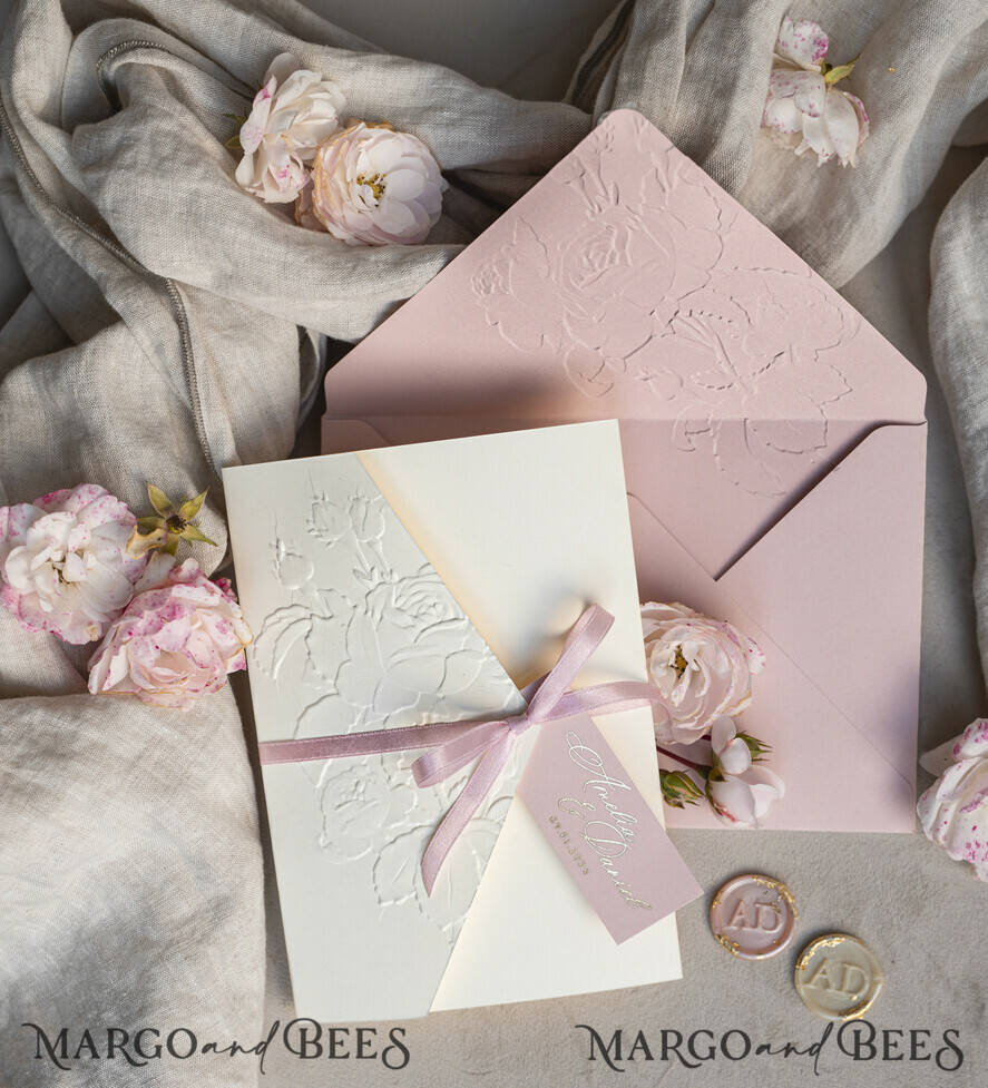 HOCHZEITS EINLADUNGEN geprägte Einladungen Feine Kunstgeprägte Blinde Elfenbein Gold Hochzeitseinladung, Goldene geprägte Rosen Florale Hochzeitseinladung, Boho Ecru Geprägte Einladungskollektion, Baumwollpapier Hochzeitseinladungskollektion, Ziegelrand Einladungen, Zerrissene Kanten Hochzeitseinladungen gold.
