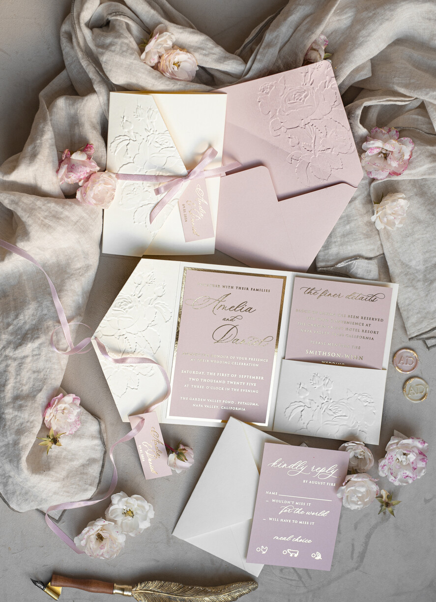 HOCHZEITS EINLADUNGEN geprägte Einladungen Feine Kunstgeprägte Blinde Elfenbein Gold Hochzeitseinladung, Goldene geprägte Rosen Florale Hochzeitseinladung, Boho Ecru Geprägte Einladungskollektion, Baumwollpapier Hochzeitseinladungskollektion, Ziegelrand Einladungen, Zerrissene Kanten Hochzeitseinladungen gold.