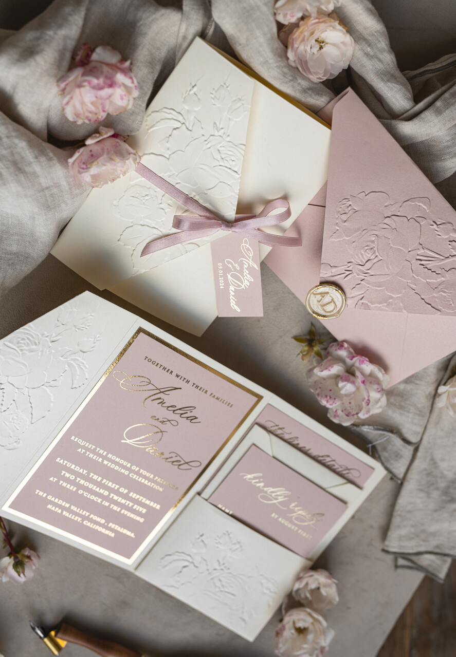 HOCHZEITS EINLADUNGEN geprägte Einladungen Feine Kunstgeprägte Blinde Elfenbein Gold Hochzeitseinladung, Goldene geprägte Rosen Florale Hochzeitseinladung, Boho Ecru Geprägte Einladungskollektion, Baumwollpapier Hochzeitseinladungskollektion, Ziegelrand Einladungen, Zerrissene Kanten Hochzeitseinladungen gold.