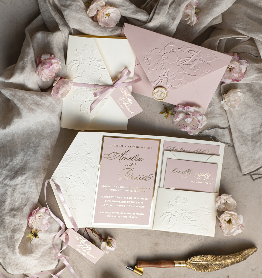 HOCHZEITS EINLADUNGEN geprägte Einladungen Feine Kunstgeprägte Blinde Elfenbein Gold Hochzeitseinladung, Goldene geprägte Rosen Florale Hochzeitseinladung, Boho Ecru Geprägte Einladungskollektion, Baumwollpapier Hochzeitseinladungskollektion, Ziegelrand Einladungen, Zerrissene Kanten Hochzeitseinladungen gold.