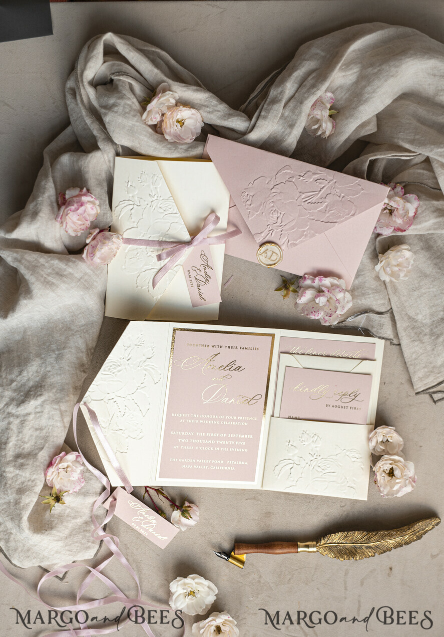 HOCHZEITS EINLADUNGEN geprägte Einladungen Feine Kunstgeprägte Blinde Elfenbein Gold Hochzeitseinladung, Goldene geprägte Rosen Florale Hochzeitseinladung, Boho Ecru Geprägte Einladungskollektion, Baumwollpapier Hochzeitseinladungskollektion, Ziegelrand Einladungen, Zerrissene Kanten Hochzeitseinladungen gold.