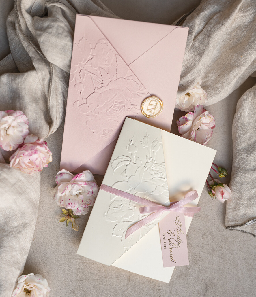HOCHZEITS EINLADUNGEN geprägte Einladungen Feine Kunstgeprägte Blinde Elfenbein Gold Hochzeitseinladung, Goldene geprägte Rosen Florale Hochzeitseinladung, Boho Ecru Geprägte Einladungskollektion, Baumwollpapier Hochzeitseinladungskollektion, Ziegelrand Einladungen, Zerrissene Kanten Hochzeitseinladungen gold.