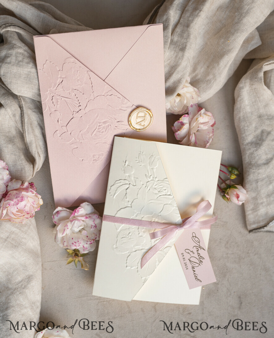 HOCHZEITS EINLADUNGEN geprägte Einladungen Feine Kunstgeprägte Blinde Elfenbein Gold Hochzeitseinladung, Goldene geprägte Rosen Florale Hochzeitseinladung, Boho Ecru Geprägte Einladungskollektion, Baumwollpapier Hochzeitseinladungskollektion, Ziegelrand Einladungen, Zerrissene Kanten Hochzeitseinladungen gold.