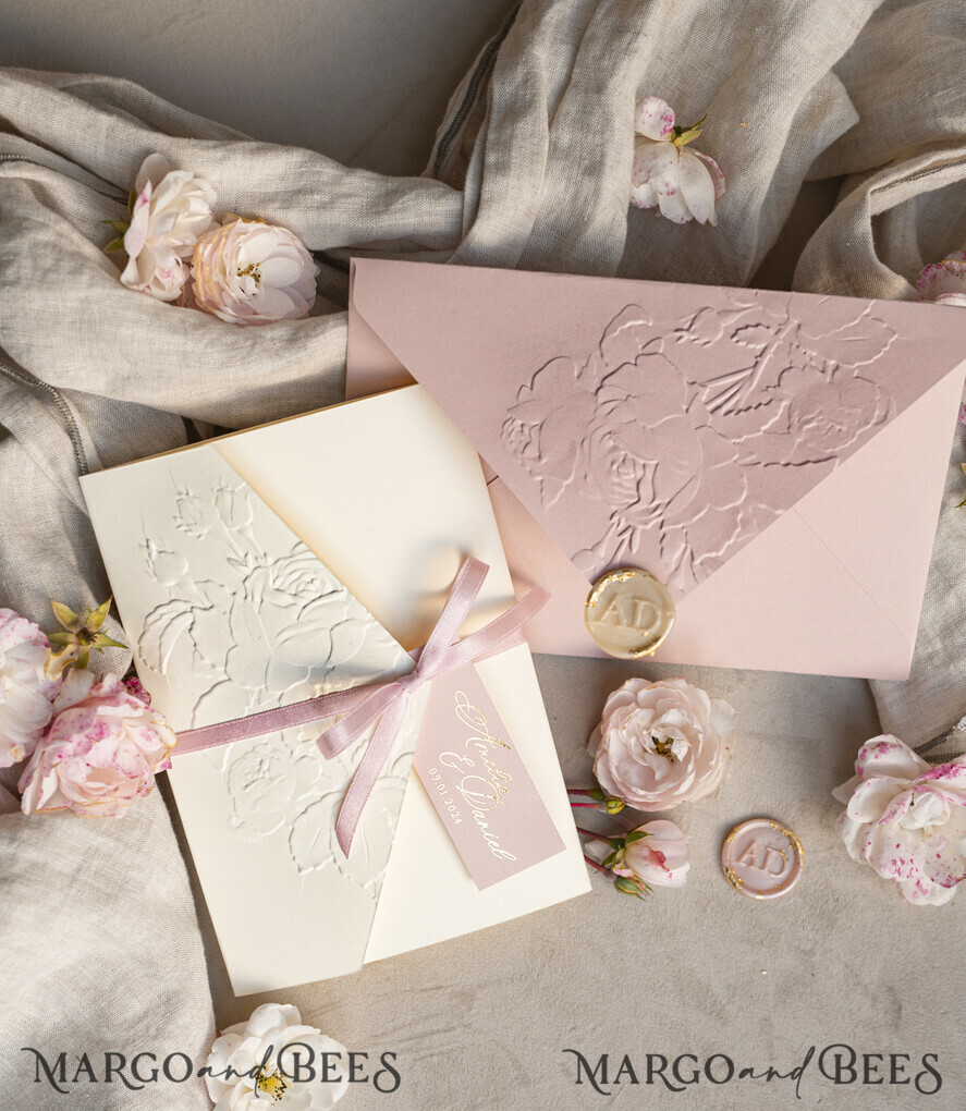 HOCHZEITS EINLADUNGEN geprägte Einladungen Feine Kunstgeprägte Blinde Elfenbein Gold Hochzeitseinladung, Goldene geprägte Rosen Florale Hochzeitseinladung, Boho Ecru Geprägte Einladungskollektion, Baumwollpapier Hochzeitseinladungskollektion, Ziegelrand Einladungen, Zerrissene Kanten Hochzeitseinladungen gold.
