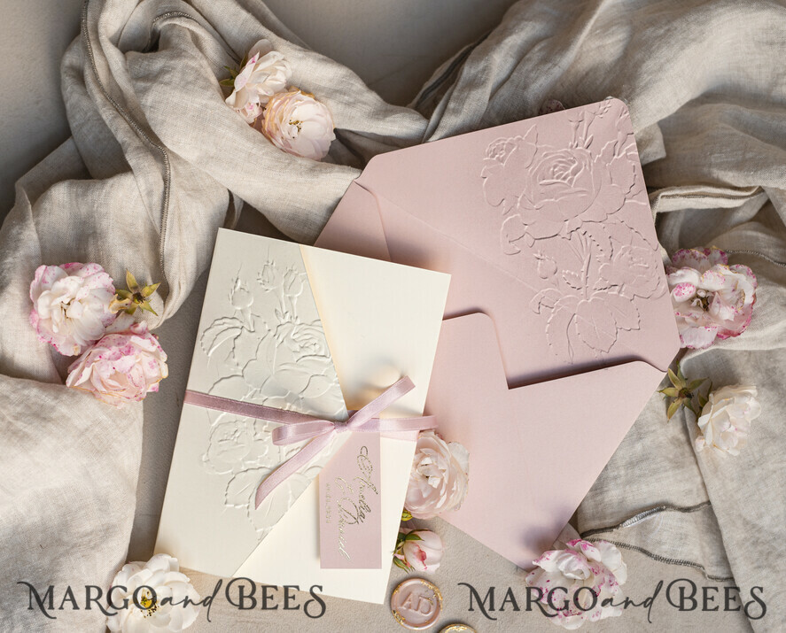 HOCHZEITS EINLADUNGEN geprägte Einladungen Feine Kunstgeprägte Blinde Elfenbein Gold Hochzeitseinladung, Goldene geprägte Rosen Florale Hochzeitseinladung, Boho Ecru Geprägte Einladungskollektion, Baumwollpapier Hochzeitseinladungskollektion, Ziegelrand Einladungen, Zerrissene Kanten Hochzeitseinladungen gold.