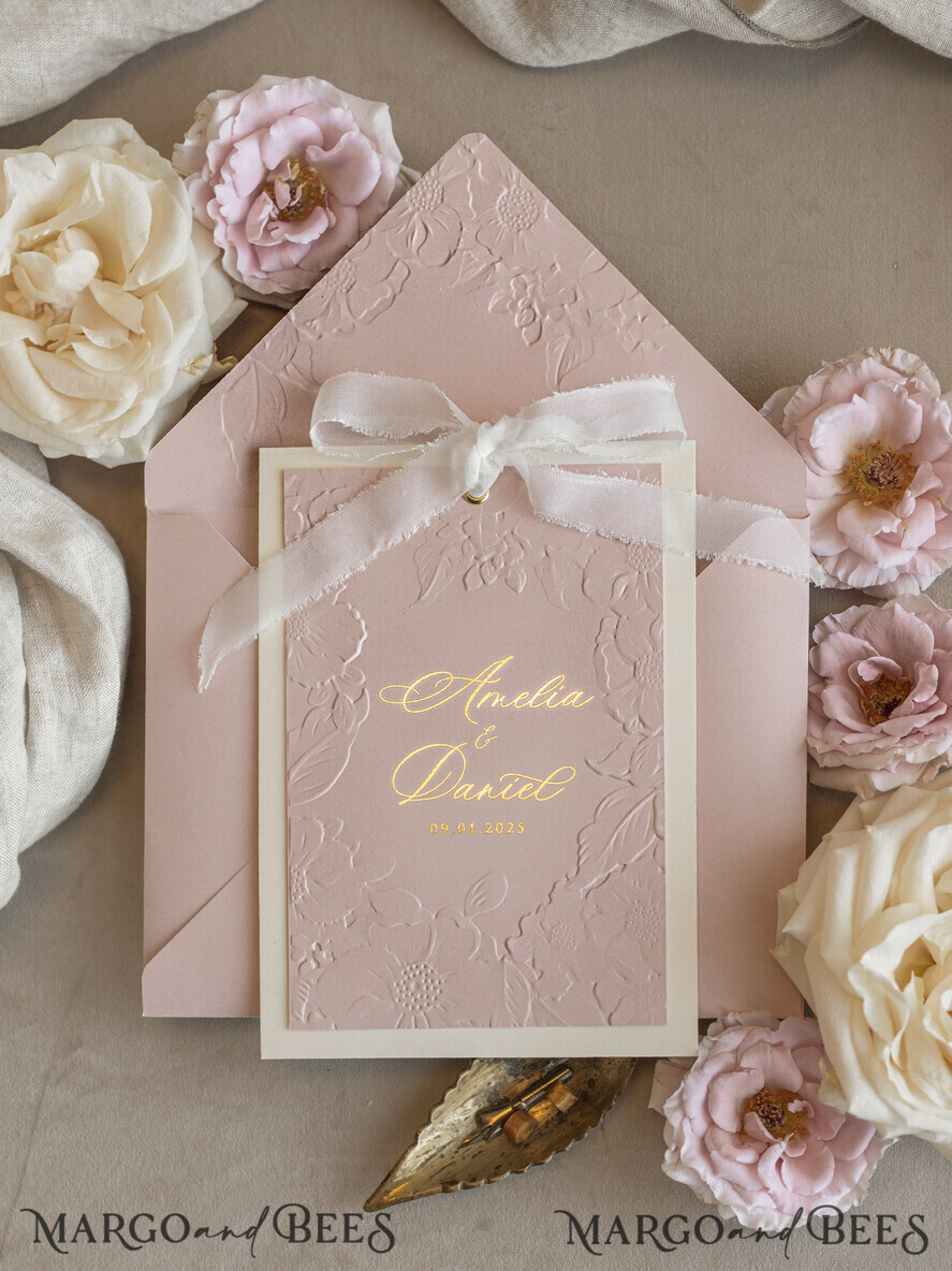 HOCHZEITS EINLADUNGEN geprägte Einladungen Feine Kunst geprägt Blind Elfenbein Gold Hochzeitseinladung mit zerrissenem Chiffonbogen und getrockneten Blumen, goldene Prägung florale Hochzeitseinladung, Boho Ecru geprägte Einladungssuite mit Spiegelherz