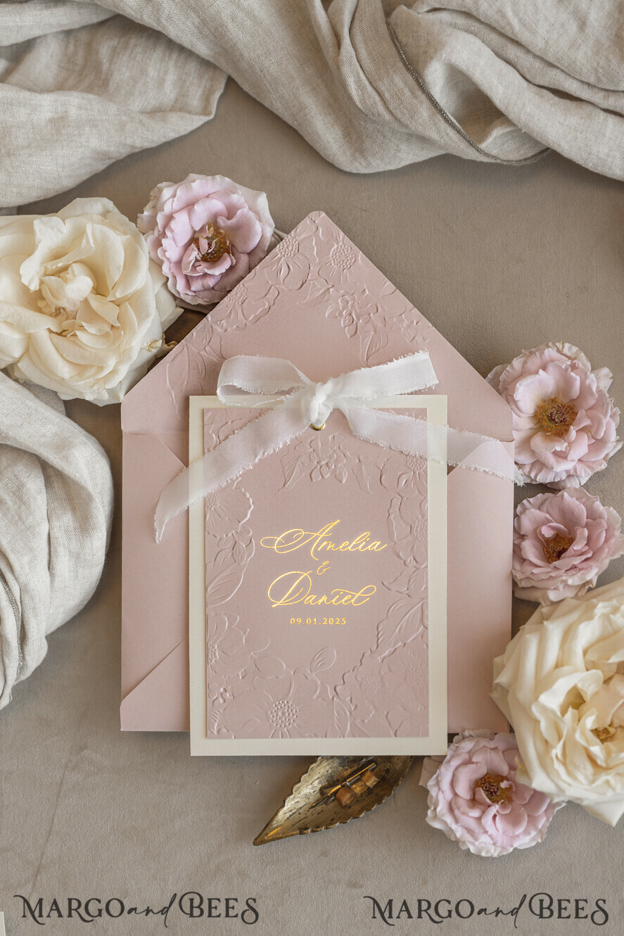 HOCHZEITS EINLADUNGEN geprägte Einladungen Feine Kunst geprägt Blind Elfenbein Gold Hochzeitseinladung mit zerrissenem Chiffonbogen und getrockneten Blumen, goldene Prägung florale Hochzeitseinladung, Boho Ecru geprägte Einladungssuite mit Spiegelherz
