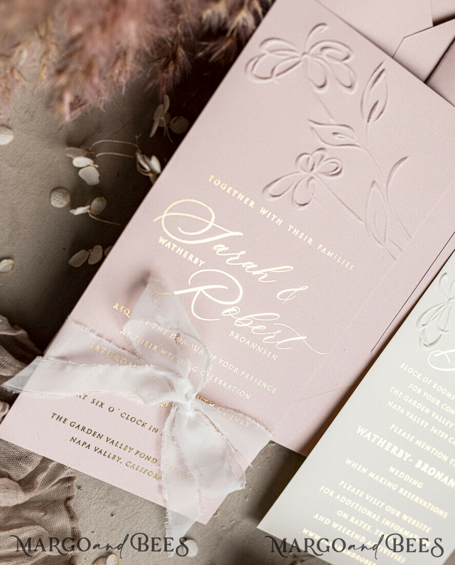 HOCHZEITS EINLADUNGEN geprägte Einladungen Maßgeschneiderte geprägte Blinde Blus Pink Gold Hochzeitseinladung, Golden Nude deboss florale Hochzeitseinladung, moderne Garten deboss Einladung Suite, Baumwollpapier Hochzeitseinladung Suite, Hochzeitseinladungen golden