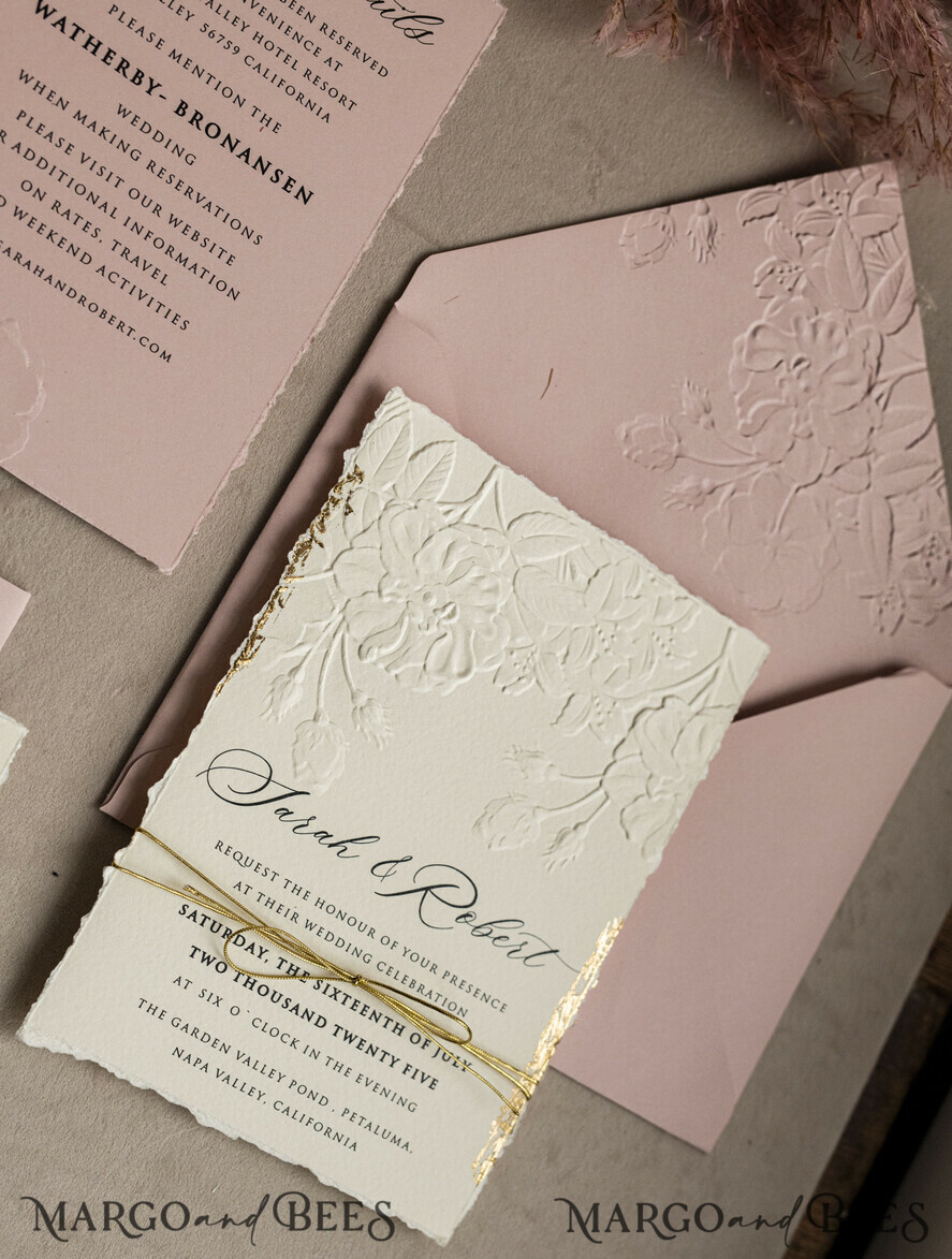 HOCHZEITS EINLADUNGEN geprägte Einladungen Maßgeschneiderte geprägte Blind Einladung in Elfenbein und Gold zur Hochzeit, goldene geprägte Rosen Florale Hochzeitseinladung, Boho Ecru Blush Pink geprägte Einladungssuite, Baumwollpapier Hochzeitseinladungssuite, Einladungen mit zerrissenen Kanten, goldene Hochzeitseinladungen mit zerrissenen Kanten.