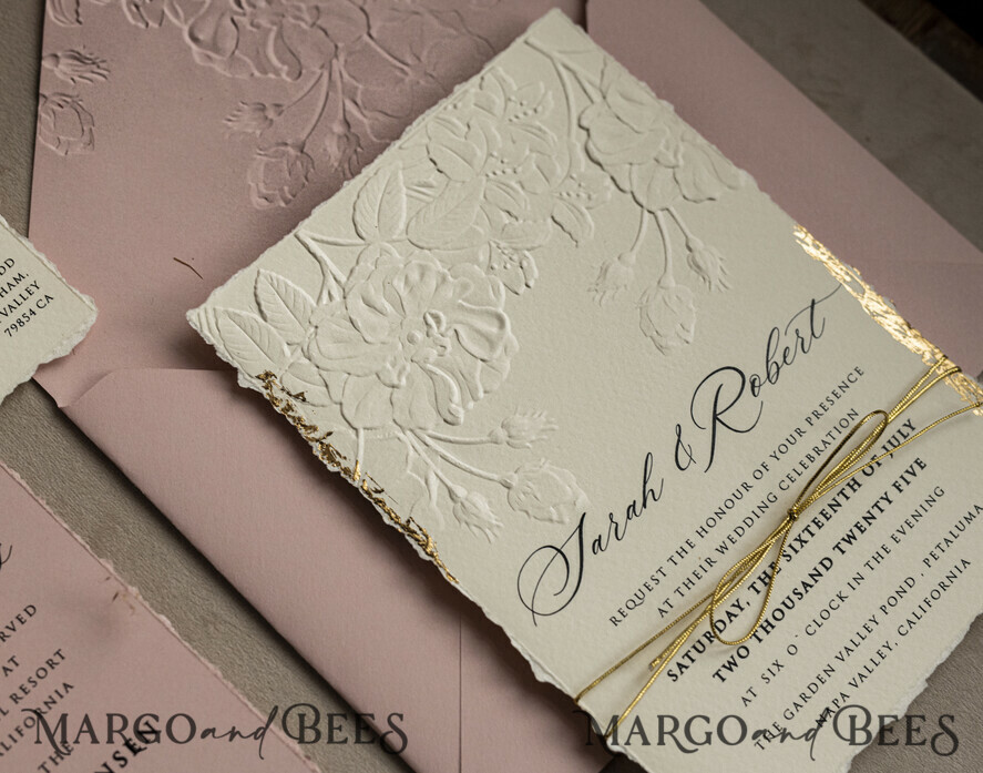 HOCHZEITS EINLADUNGEN geprägte Einladungen Maßgeschneiderte geprägte Blind Einladung in Elfenbein und Gold zur Hochzeit, goldene geprägte Rosen Florale Hochzeitseinladung, Boho Ecru Blush Pink geprägte Einladungssuite, Baumwollpapier Hochzeitseinladungssuite, Einladungen mit zerrissenen Kanten, goldene Hochzeitseinladungen mit zerrissenen Kanten.