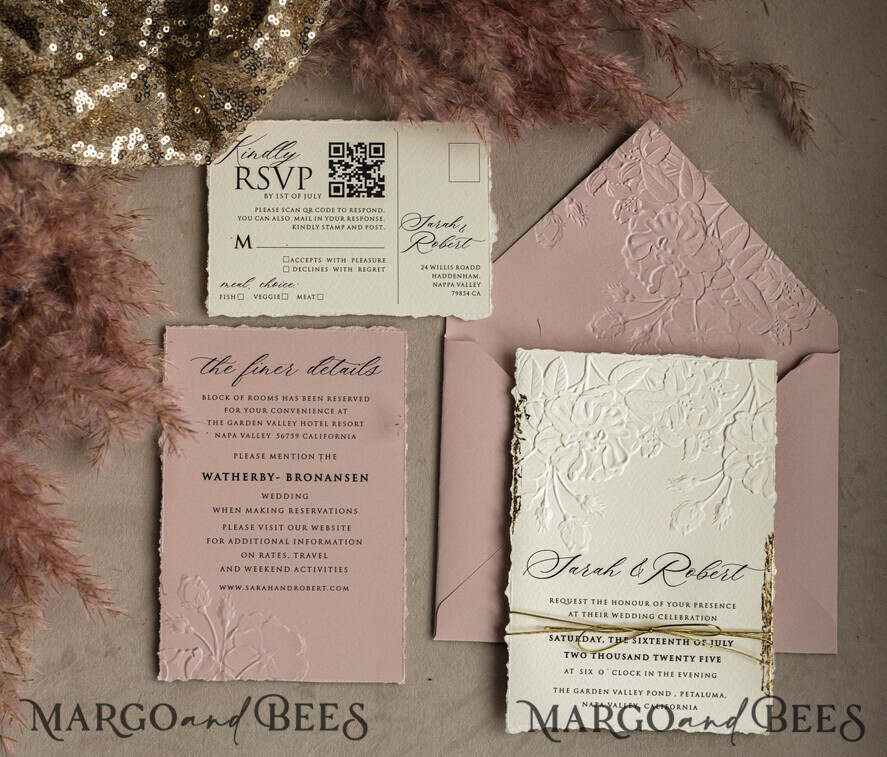 HOCHZEITS EINLADUNGEN geprägte Einladungen Maßgeschneiderte geprägte Blind Einladung in Elfenbein und Gold zur Hochzeit, goldene geprägte Rosen Florale Hochzeitseinladung, Boho Ecru Blush Pink geprägte Einladungssuite, Baumwollpapier Hochzeitseinladungssuite, Einladungen mit zerrissenen Kanten, goldene Hochzeitseinladungen mit zerrissenen Kanten.