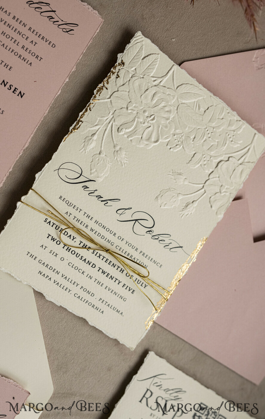 HOCHZEITS EINLADUNGEN geprägte Einladungen Maßgeschneiderte geprägte Blind Einladung in Elfenbein und Gold zur Hochzeit, goldene geprägte Rosen Florale Hochzeitseinladung, Boho Ecru Blush Pink geprägte Einladungssuite, Baumwollpapier Hochzeitseinladungssuite, Einladungen mit zerrissenen Kanten, goldene Hochzeitseinladungen mit zerrissenen Kanten.