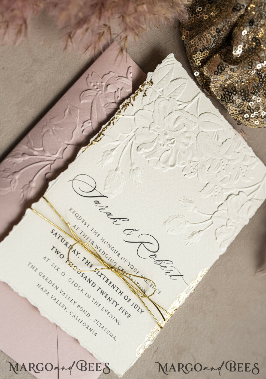 HOCHZEITS EINLADUNGEN geprägte Einladungen Maßgeschneiderte geprägte Blind Einladung in Elfenbein und Gold zur Hochzeit, goldene geprägte Rosen Florale Hochzeitseinladung, Boho Ecru Blush Pink geprägte Einladungssuite, Baumwollpapier Hochzeitseinladungssuite, Einladungen mit zerrissenen Kanten, goldene Hochzeitseinladungen mit zerrissenen Kanten.