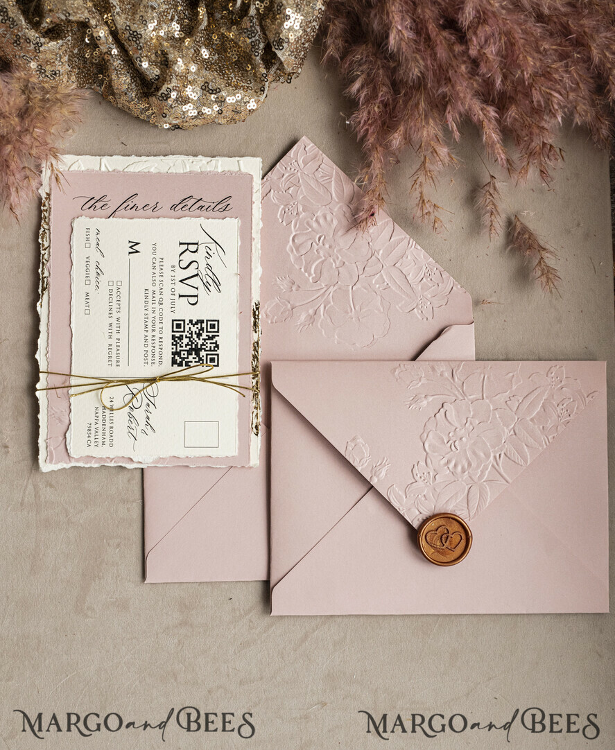HOCHZEITS EINLADUNGEN geprägte Einladungen Maßgeschneiderte geprägte Blind Einladung in Elfenbein und Gold zur Hochzeit, goldene geprägte Rosen Florale Hochzeitseinladung, Boho Ecru Blush Pink geprägte Einladungssuite, Baumwollpapier Hochzeitseinladungssuite, Einladungen mit zerrissenen Kanten, goldene Hochzeitseinladungen mit zerrissenen Kanten.