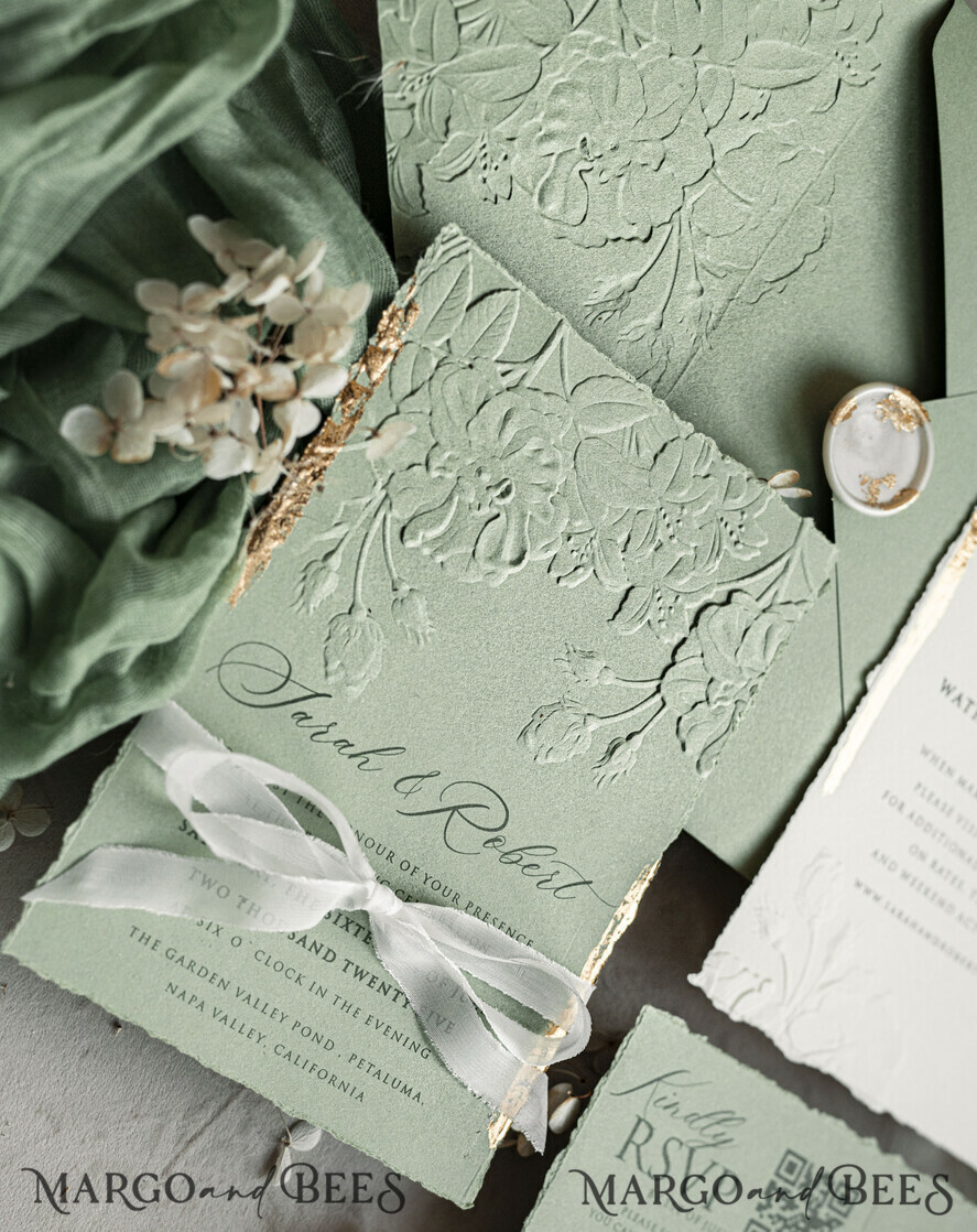 HOCHZEITS EINLADUNGEN geprägte Einladungen Maßgeschneiderte geprägte Blindprägung in Salbeigrün, goldene Hochzeitseinladung mit goldenem Grün und eingeprägten Rosen, Boho Ecru Garten Einladungssuite mit Prägung, Hochzeitseinladungssuite aus Baumwollpapier, Einladungen mit gezacktem Rand, Hochzeitseinladungen mit zerrissenen Rändern in Gold.