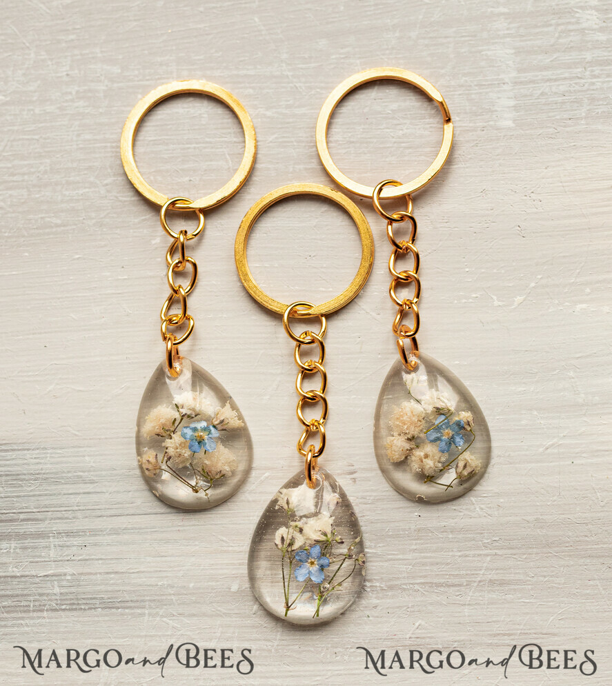 HOCHZEITSGESCHENKE Gastgeschenke Hochzeit Hochzeitsgeschenke für Gäste in großer Menge Individuelle Harz-Schlüsselanhänger mit Vergissmeinnicht und Schleierkraut-Blumen Goldene personalisierte Dankesgeschenke Tropfenförmiger Schlüsselanhänger mit vergoldeter Hardware aus Edelstahl