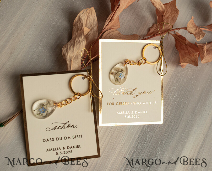 HOCHZEITSGESCHENKE Gastgeschenke Hochzeit Hochzeitsgeschenke für Gäste in großer Menge Individuelle Harz-Schlüsselanhänger mit Vergissmeinnicht und Schleierkraut-Blumen Goldene personalisierte Dankesgeschenke Tropfenförmiger Schlüsselanhänger mit vergoldeter Hardware aus Edelstahl