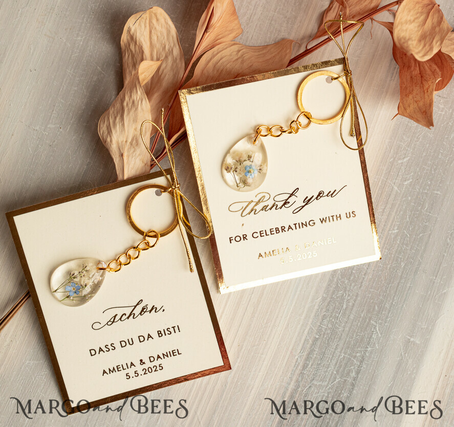 HOCHZEITSGESCHENKE Gastgeschenke Hochzeit Hochzeitsgeschenke für Gäste in großer Menge Individuelle Harz-Schlüsselanhänger mit Vergissmeinnicht und Schleierkraut-Blumen Goldene personalisierte Dankesgeschenke Tropfenförmiger Schlüsselanhänger mit vergoldeter Hardware aus Edelstahl