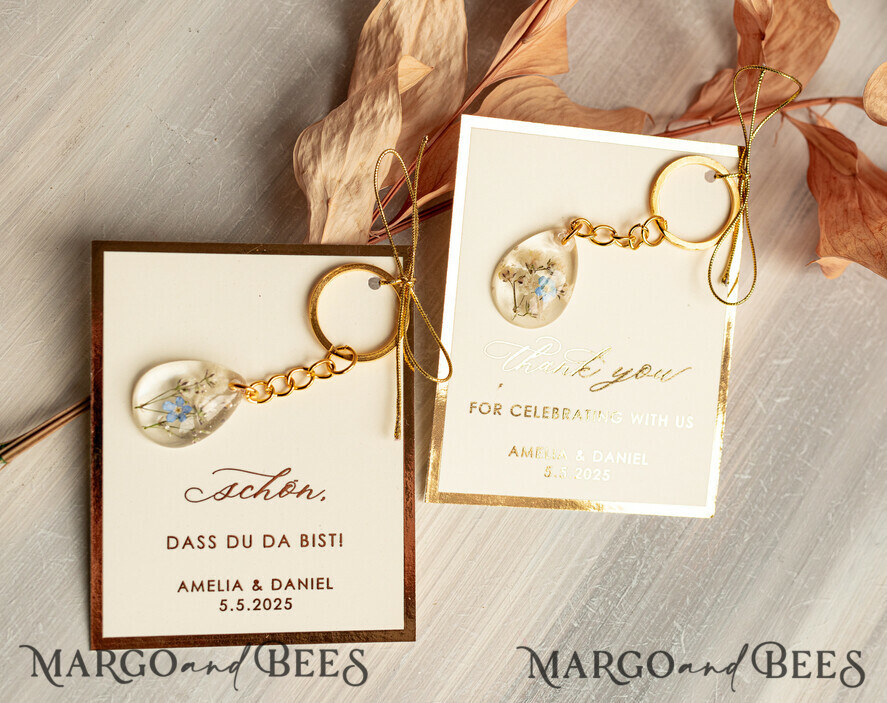 HOCHZEITSGESCHENKE Gastgeschenke Hochzeit Hochzeitsgeschenke für Gäste in großer Menge Individuelle Harz-Schlüsselanhänger mit Vergissmeinnicht und Schleierkraut-Blumen Goldene personalisierte Dankesgeschenke Tropfenförmiger Schlüsselanhänger mit vergoldeter Hardware aus Edelstahl