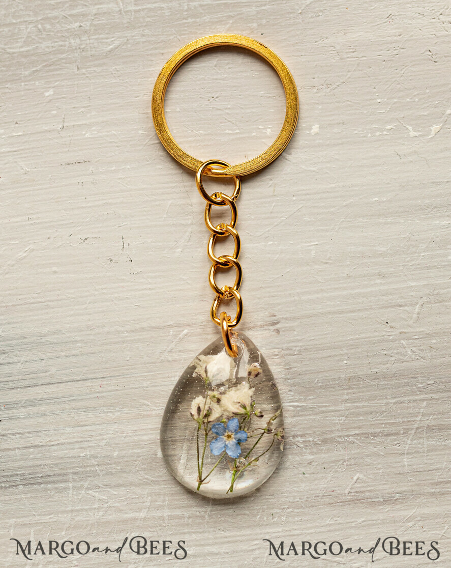 HOCHZEITSGESCHENKE Gastgeschenke Hochzeit Hochzeitsgeschenke für Gäste in großer Menge Individuelle Harz-Schlüsselanhänger mit Vergissmeinnicht und Schleierkraut-Blumen Goldene personalisierte Dankesgeschenke Tropfenförmiger Schlüsselanhänger mit vergoldeter Hardware aus Edelstahl