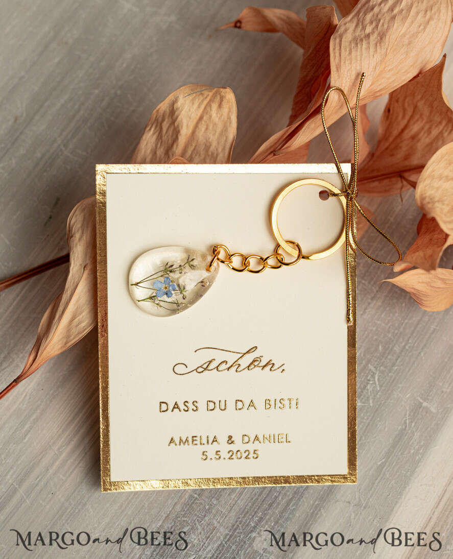 HOCHZEITSGESCHENKE Gastgeschenke Hochzeit Hochzeitsgeschenke für Gäste in großer Menge Individuelle Harz-Schlüsselanhänger mit Vergissmeinnicht und Schleierkraut-Blumen Goldene personalisierte Dankesgeschenke Tropfenförmiger Schlüsselanhänger mit vergoldeter Hardware aus Edelstahl