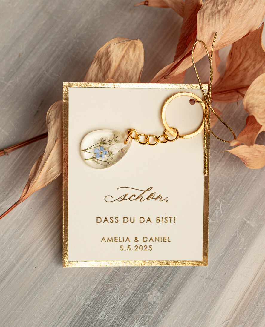 HOCHZEITSGESCHENKE Gastgeschenke Hochzeit Hochzeitsgeschenke für Gäste in großer Menge Individuelle Harz-Schlüsselanhänger mit Vergissmeinnicht und Schleierkraut-Blumen Goldene personalisierte Dankesgeschenke Tropfenförmiger Schlüsselanhänger mit vergoldeter Hardware aus Edelstahl