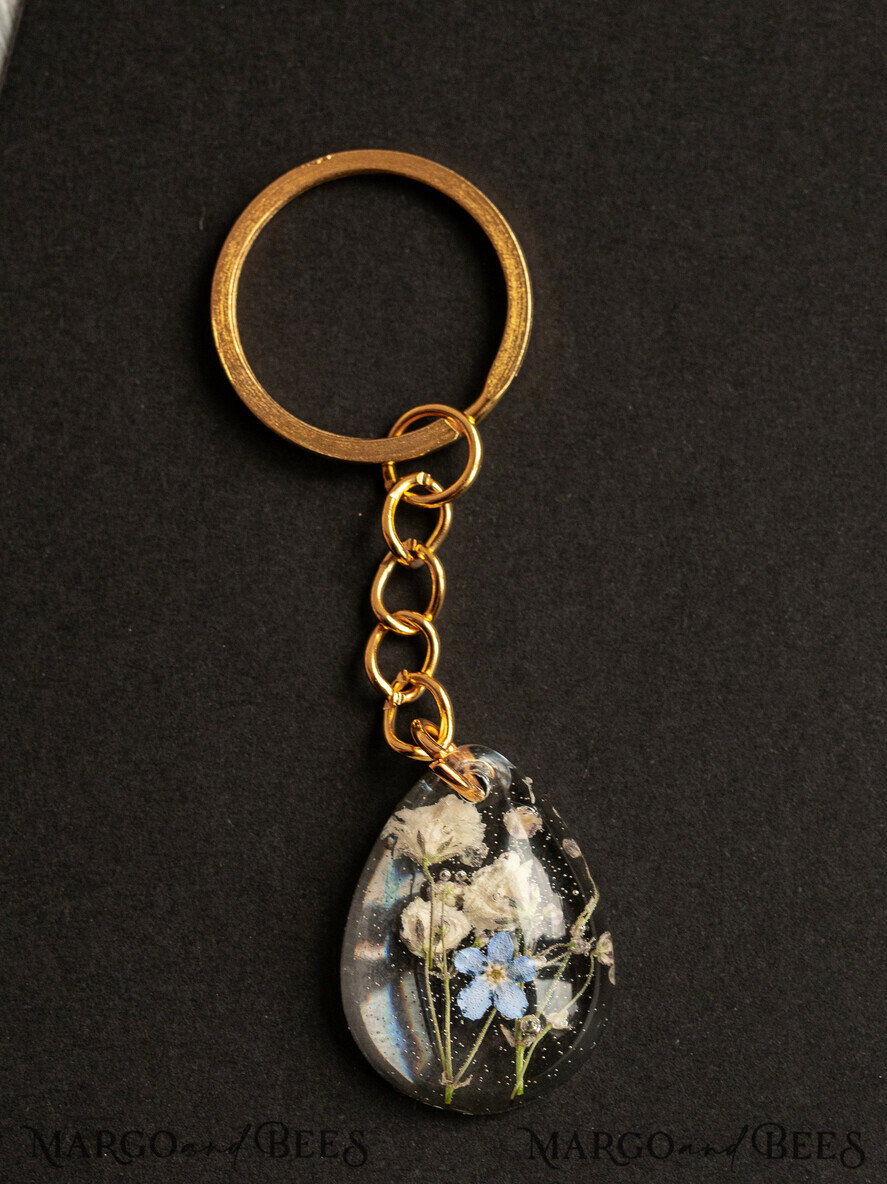 HOCHZEITSGESCHENKE Gastgeschenke Hochzeit Hochzeitsgeschenke für Gäste in großer Menge Individuelle Harz-Schlüsselanhänger mit Vergissmeinnicht und Schleierkraut-Blumen Goldene personalisierte Dankesgeschenke Tropfenförmiger Schlüsselanhänger mit vergoldeter Hardware aus Edelstahl