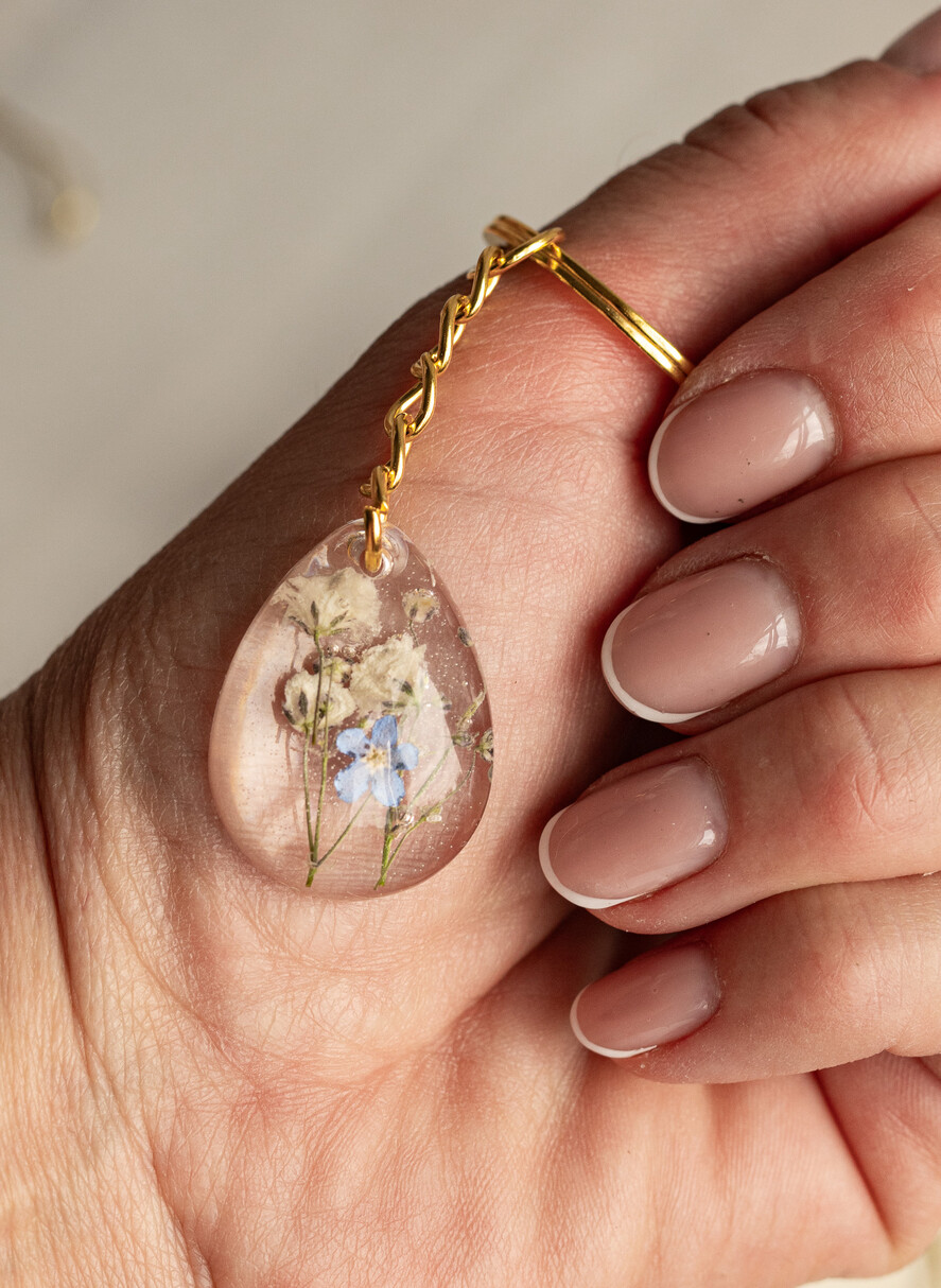 HOCHZEITSGESCHENKE Gastgeschenke Hochzeit Hochzeitsgeschenke für Gäste in großer Menge Individuelle Harz-Schlüsselanhänger mit Vergissmeinnicht und Schleierkraut-Blumen Goldene personalisierte Dankesgeschenke Tropfenförmiger Schlüsselanhänger mit vergoldeter Hardware aus Edelstahl