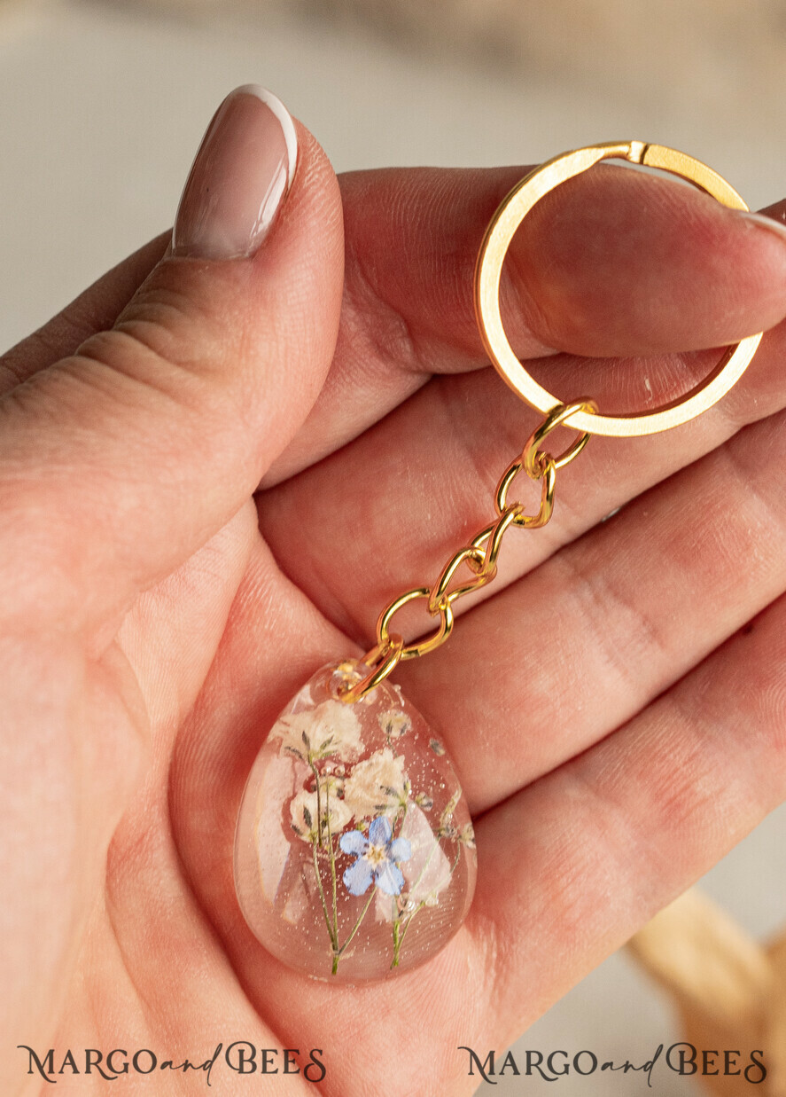 HOCHZEITSGESCHENKE Gastgeschenke Hochzeit Hochzeitsgeschenke für Gäste in großer Menge Individuelle Harz-Schlüsselanhänger mit Vergissmeinnicht und Schleierkraut-Blumen Goldene personalisierte Dankesgeschenke Tropfenförmiger Schlüsselanhänger mit vergoldeter Hardware aus Edelstahl