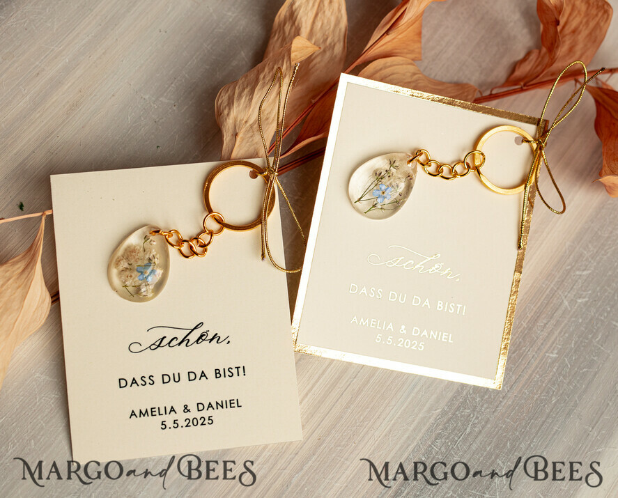 HOCHZEITSGESCHENKE Gastgeschenke Hochzeit Hochzeitsgeschenke für Gäste in großer Menge Individuelle Harz-Schlüsselanhänger mit Vergissmeinnicht und Schleierkraut-Blumen Goldene personalisierte Dankesgeschenke Tropfenförmiger Schlüsselanhänger mit vergoldeter Hardware aus Edelstahl