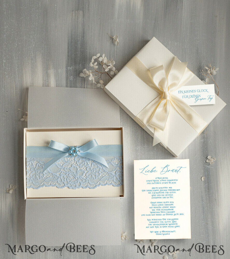 BRAUT Bolero, Kleider, Strumpfband Geschenkidee für die Braut Strumpfband Romantisches Strumpfband in Hellblau mit Spitze, Perlenbrosche und Grußkarte in Geschenkbox