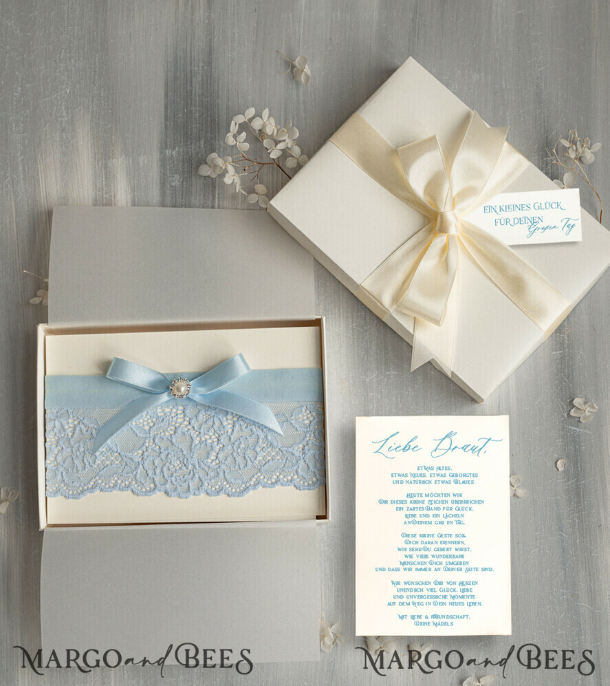 BRAUT Bolero, Kleider, Strumpfband Geschenkidee für die Braut Strumpfband Romantisches Strumpfband in Hellblau mit Spitze, Perlenbrosche und Grußkarte in Geschenkbox.