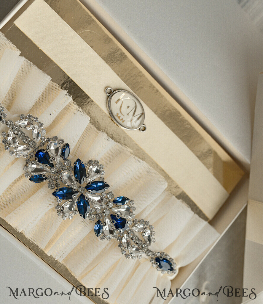 BRAUT Bolero, Kleider, Strumpfband Geschenkidee für die Braut Strumpfband Luxuriöses Strumpfband-Set für die Braut – mit blauen Kristallen, Initialenband und Grußkarte in Geschenkbox.