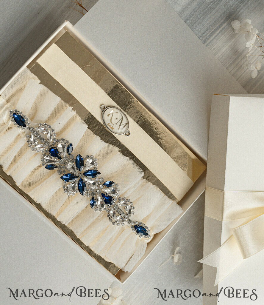 BRAUT Bolero, Kleider, Strumpfband Geschenkidee für die Braut Strumpfband Luxuriöses Strumpfband-Set für die Braut – mit blauen Kristallen, Initialenband und Grußkarte in Geschenkbox.