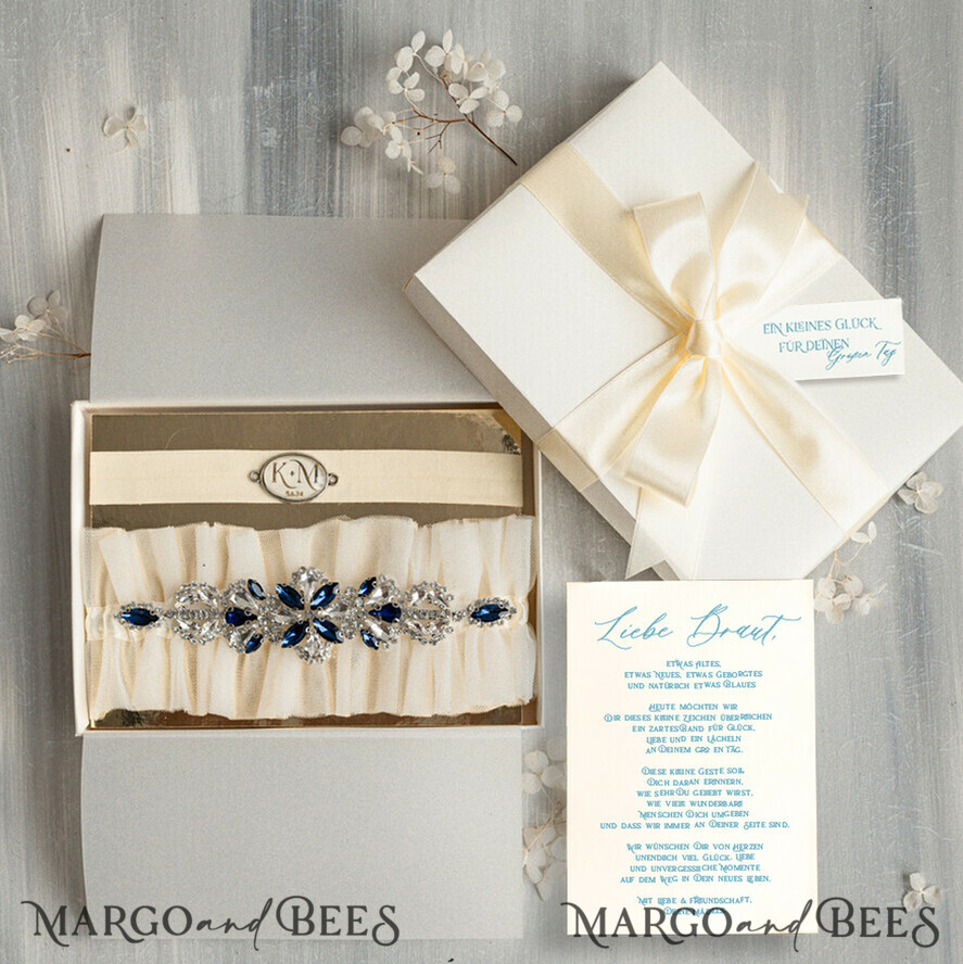 BRAUT Bolero, Kleider, Strumpfband Geschenkidee für die Braut Strumpfband Luxuriöses Strumpfband-Set für die Braut – mit blauen Kristallen, Initialenband und Grußkarte in Geschenkbox.
