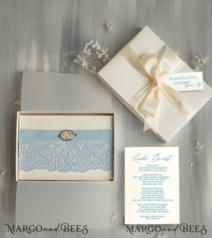 BRAUT Bolero, Kleider, Strumpfband Geschenkidee für die Braut Strumpfband Romantisches hellblaues Spitzenstrumpfband mit Personalisierung und Grußkarte in einer Geschenkbox