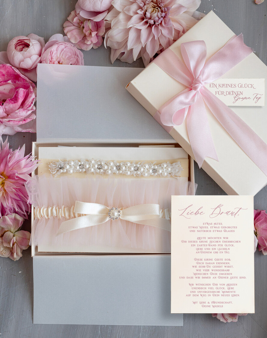 BRAUT Bolero, Kleider, Strumpfband Geschenkidee für die Braut Strumpfband Zartes Strumpfband in Blush mit Perlenstein – Geschenkset mit Karte – „Etwas Blaues“ zur Hochzeit