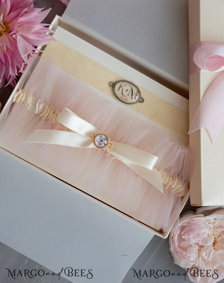 BRAUT Bolero, Kleider, Strumpfband Geschenkidee für die Braut Strumpfband Strumpfband – die besondere Geschenkidee für die Braut mit den Initialen des Brautpaares und dem Hochzeitsdatum